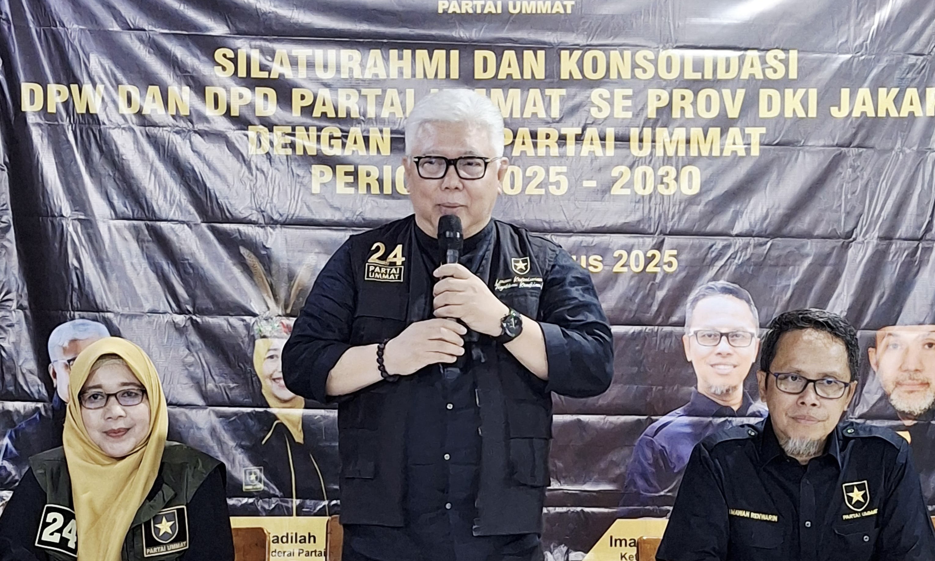 Ketua Umun Aznur Syamsu mendengar aspirasi dari pengurus DPW ,DPD , DPC se-DKI Jakarta. (SinPo.id/Dok. Partai Ummat)