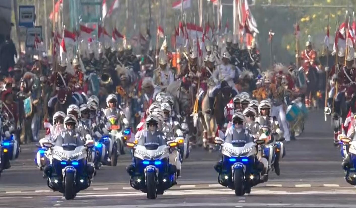 Kirab Pengantar Pembawa Bendera Merah Putih dan Teks Proklamasi Telah Memasuki Istana (SinPo.id/Youtube)