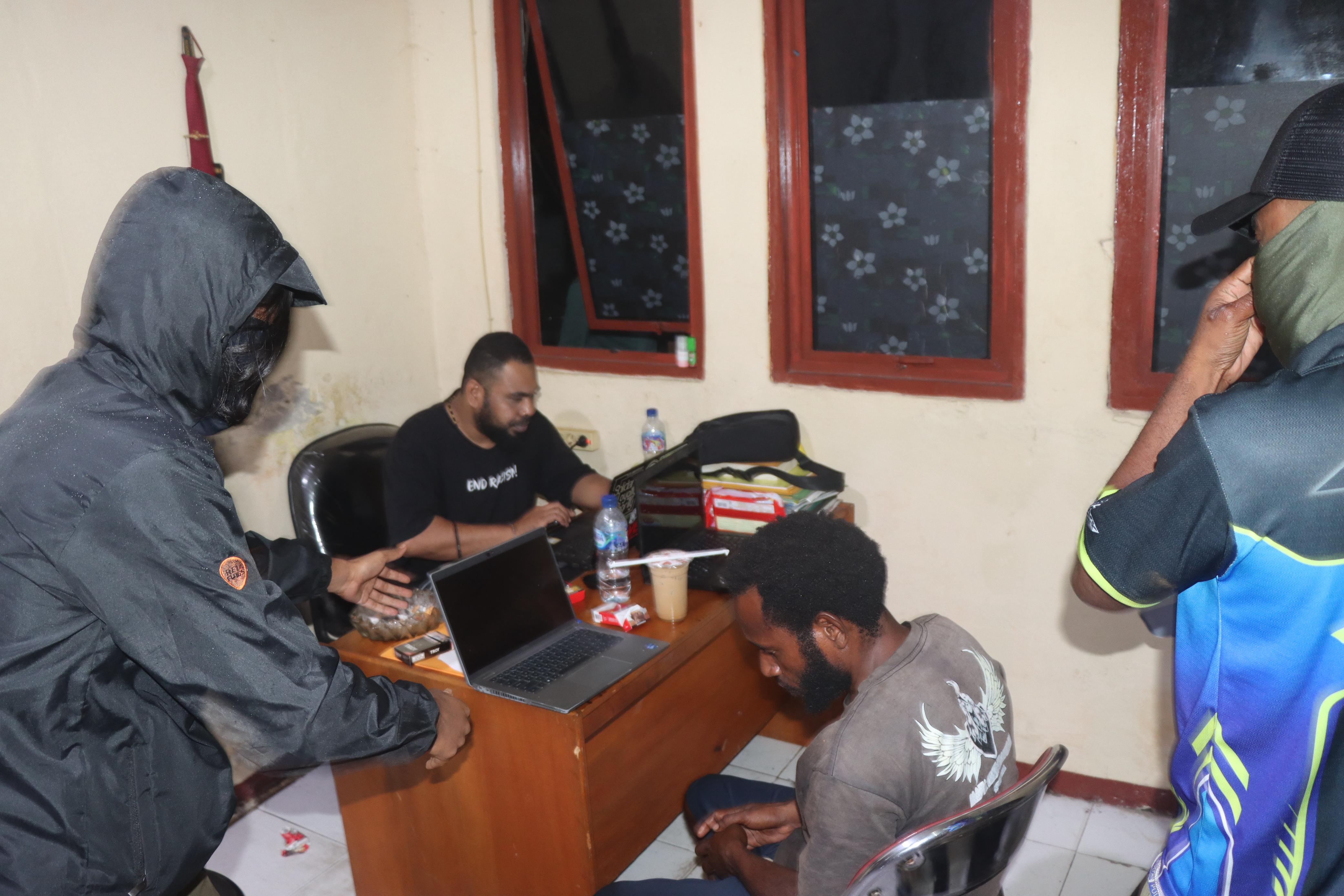 Pelaku KKB Nowaiten Telenggen saat diperiksa (SinPo.id/Dok.Polri)