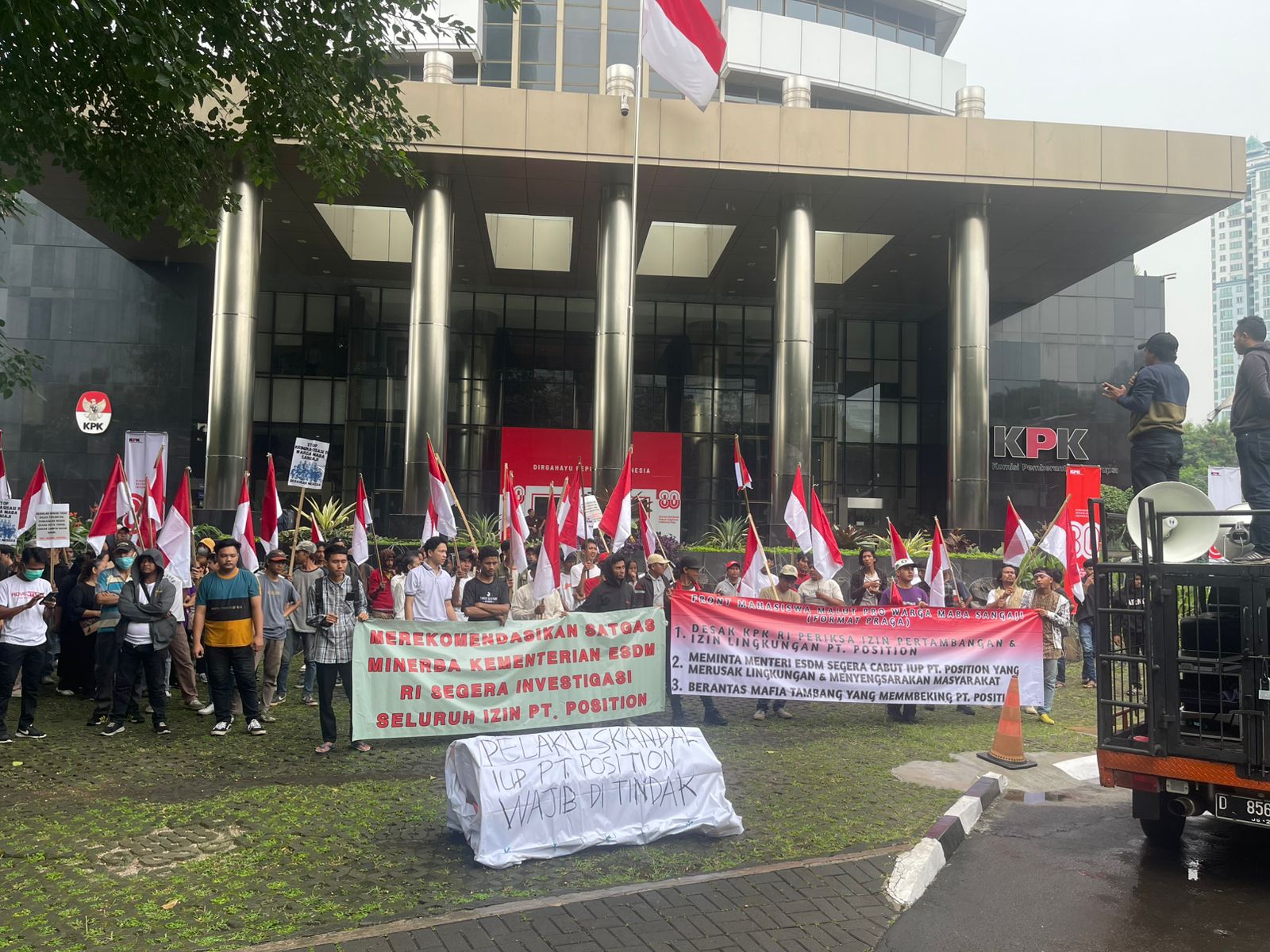 Koalisi masyarakat sipil bersama tokoh adat dan pemuda Halmahera Timur menggelar aksi unjuk rasa di depan Gedung KPK, Jakarta Selatan pada Senin, 11 Agustus 2025. (SinPo.id/Istimewa)