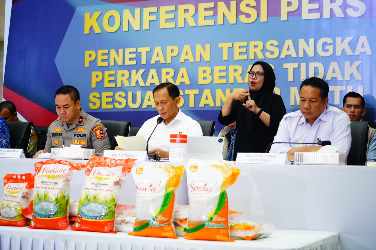 Konfrensi pers beras oplosan (SinPo.id/Dok.Polri)