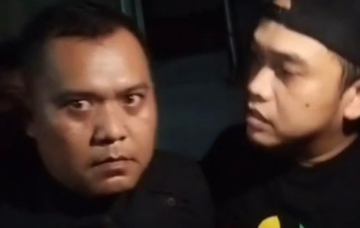 Tampang pelaku Rohmat Sukur (tidak menggunakan topi) (SinPo.id/Tangkapan layar)