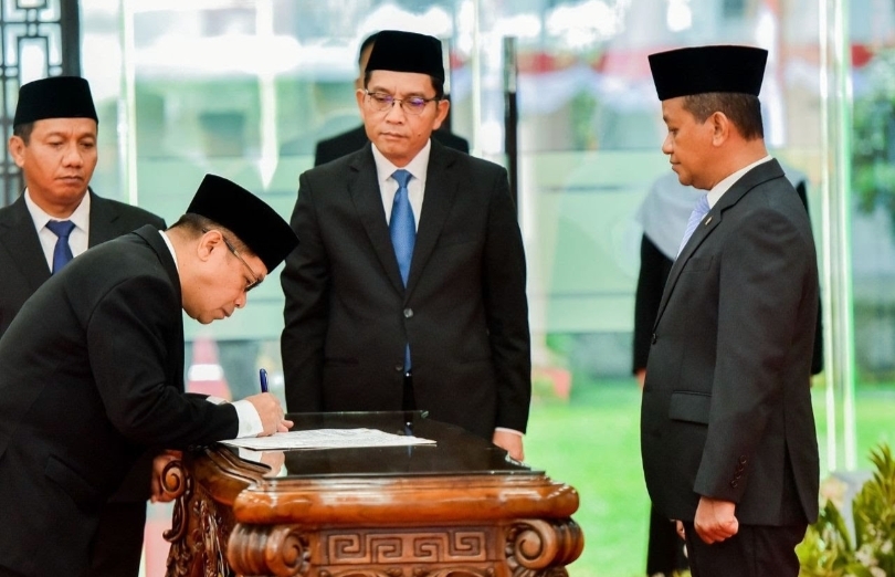 Menteri ESDM Bahlil Lahadalia lantik Laode Sulaeman sebagai Dirjen Minyak dan Gas Bumi (SinPo.id/ Dok. ESDM)