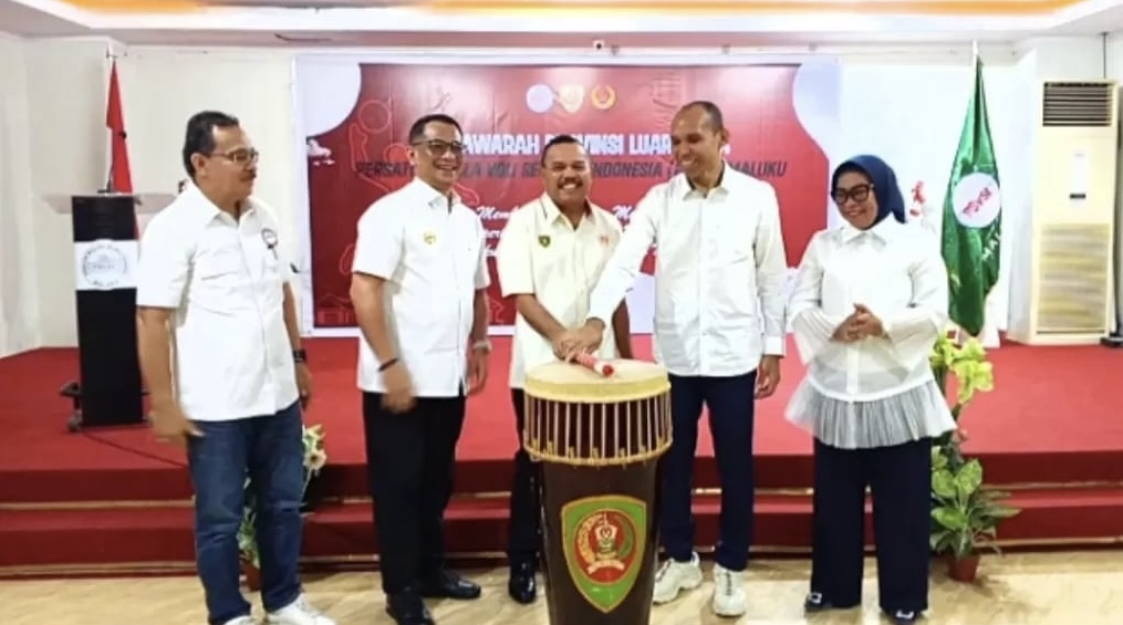 Ketua Umum KONI Maluku, Sam Latuconsina, saat membuka Musyawarah Provinsi Luar Biasa PBVSI Maluku. Istimewa
