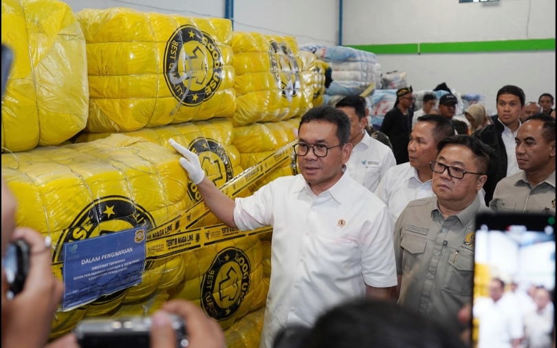 Mendag Budi ekspose produk tekstil berupa pakaian bekas diduga ilegal. (SinPo.id/dok. Kemendag)