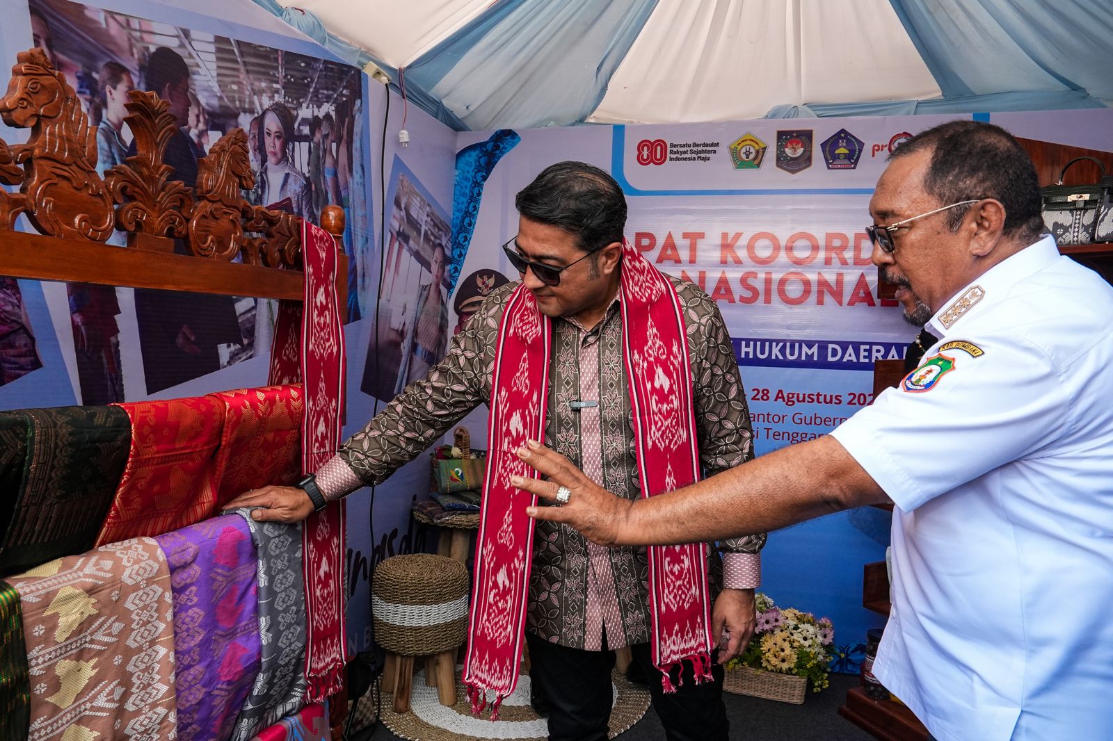 Menekraf Teuku Riefky Harsya membuka pameran yang menunjukkan kekuatan 42 UMKM dan pelaku ekonomi kreatif unggulan Sulawesi Tenggara. (SinPo.id/Kemenekraf)