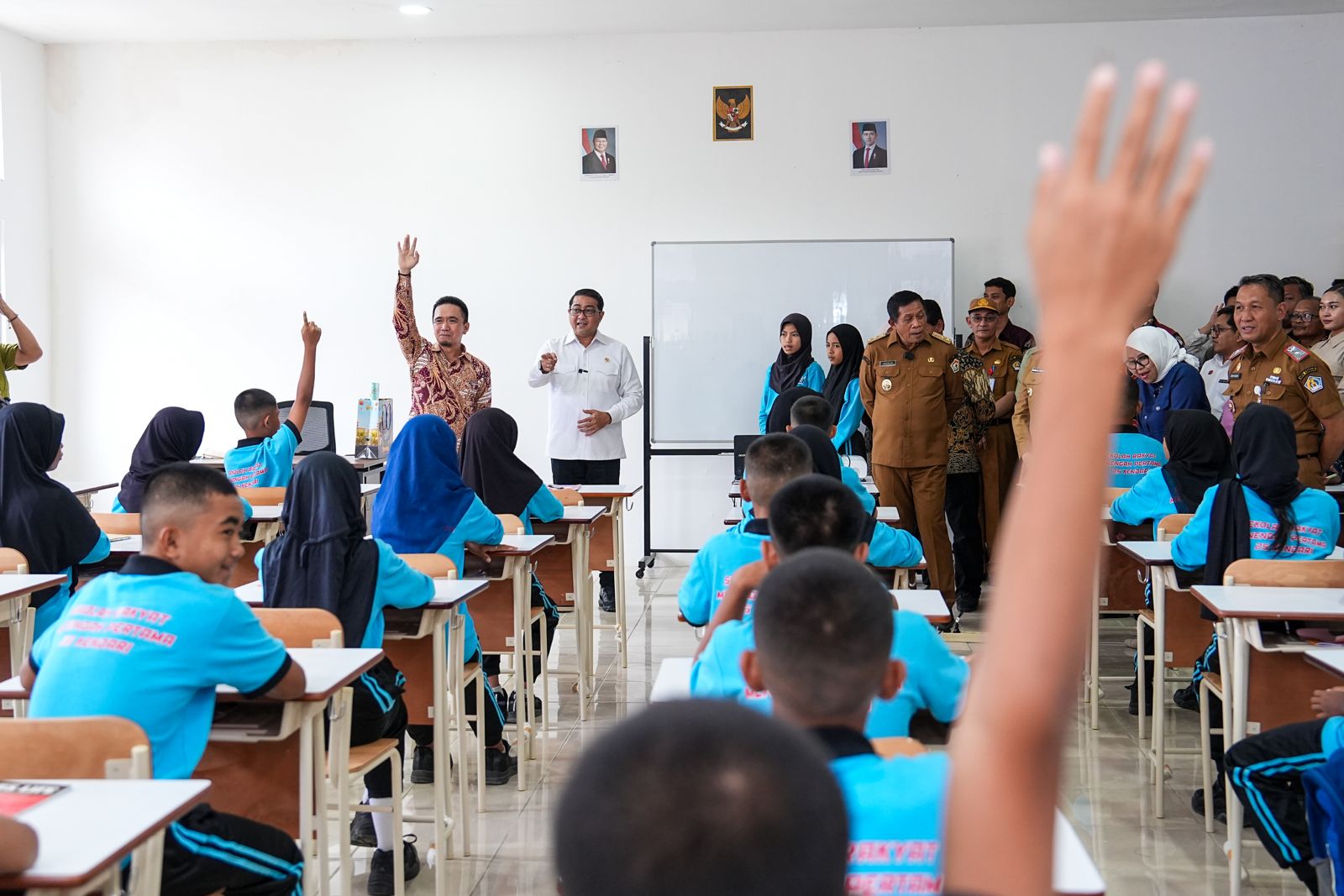 Menekraf Teuku Riefky Harsya meninjau langsung SRMP di Kendari, Sulawesi Tenggara. (SinPo.id/Kemenekraf)
