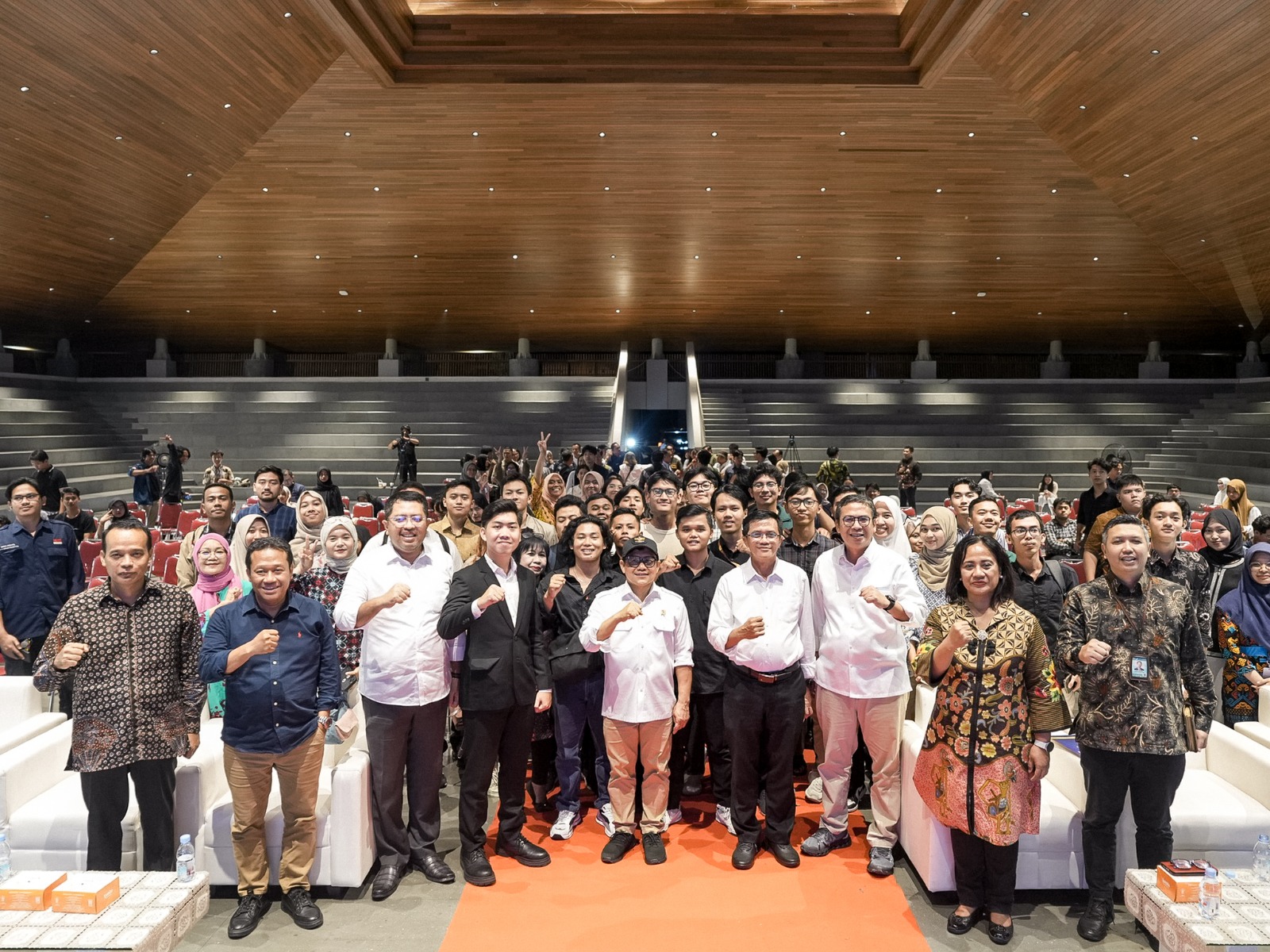 Menko PM Muhaimin Iskandar bersama 1.894 Mahasiswa peserta Innovilleague (SinPo.id/Kemenko PM)