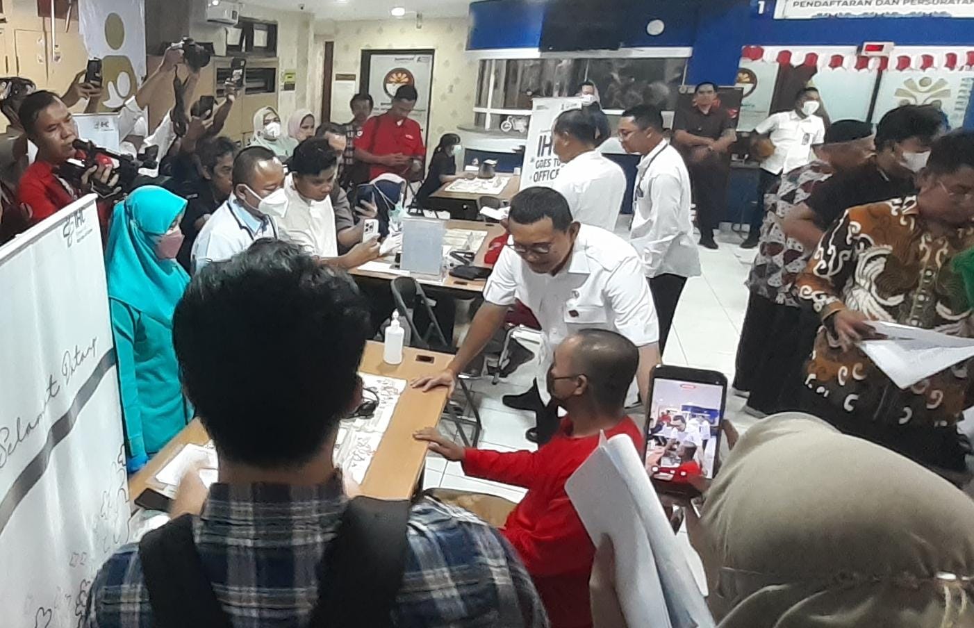 Menteri Karding meninjau cek kesehatan gratis pada PMI yang dideportasi dari Malaysia. (SinPo.id/dok. KP2MI)