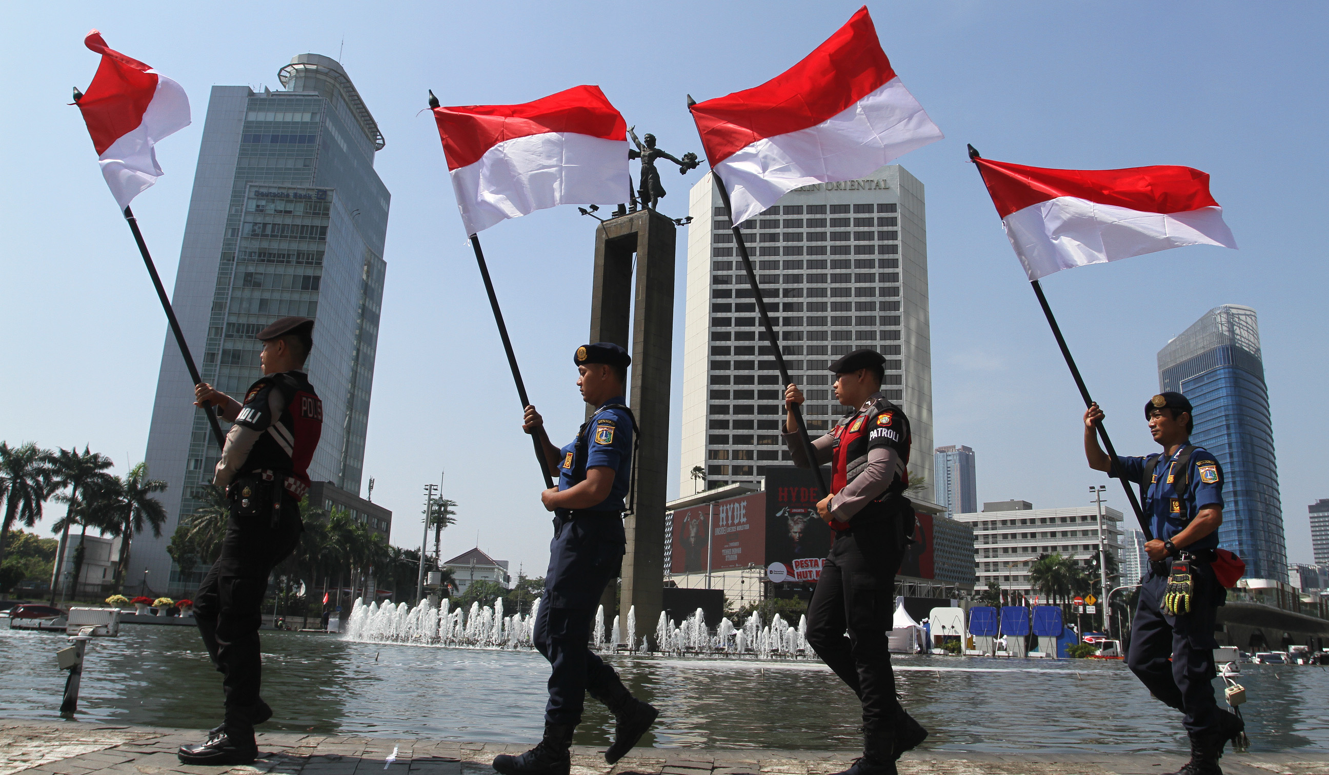 Pengibaran bendera merah putih di Bundaran HI. (Agus Priatna/SinPo.id)