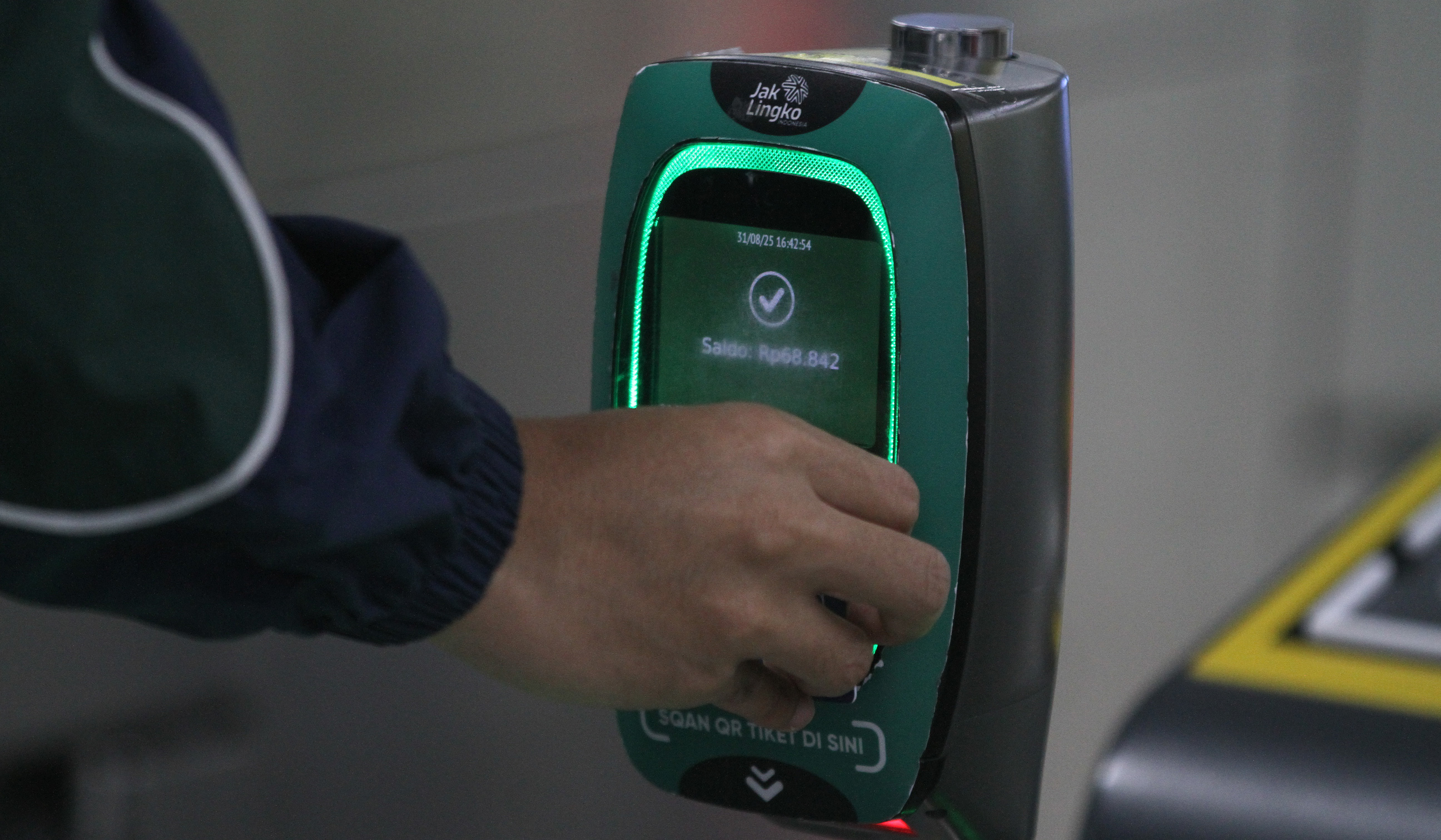 Calon penumpang melakukan pembayaran di MRT Jakarta. (Agus Priatna/SinPo.id)