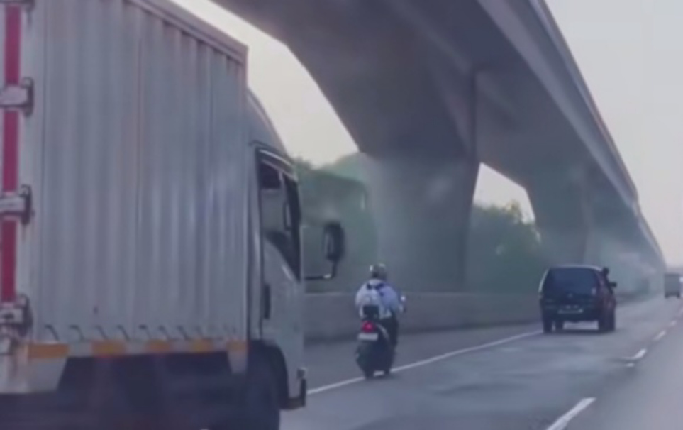 Pemotor masuk Tol Japek (SinPo.id/tangkapan layar)