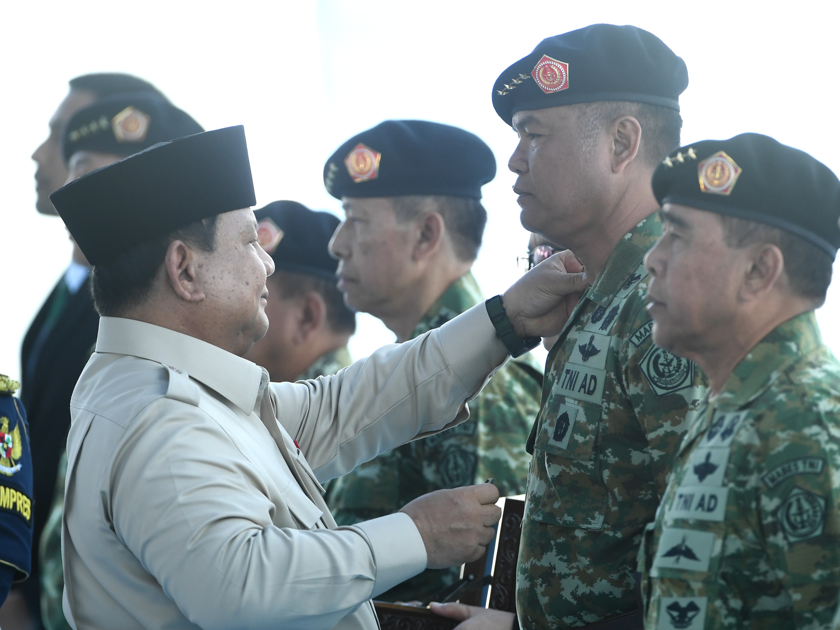 Presiden Prabowo Subianto menunjuk Letjen Tandyo Budi Revita sebagai Wakil Panglima TNI yang baru (SinPo.id/Setpres)