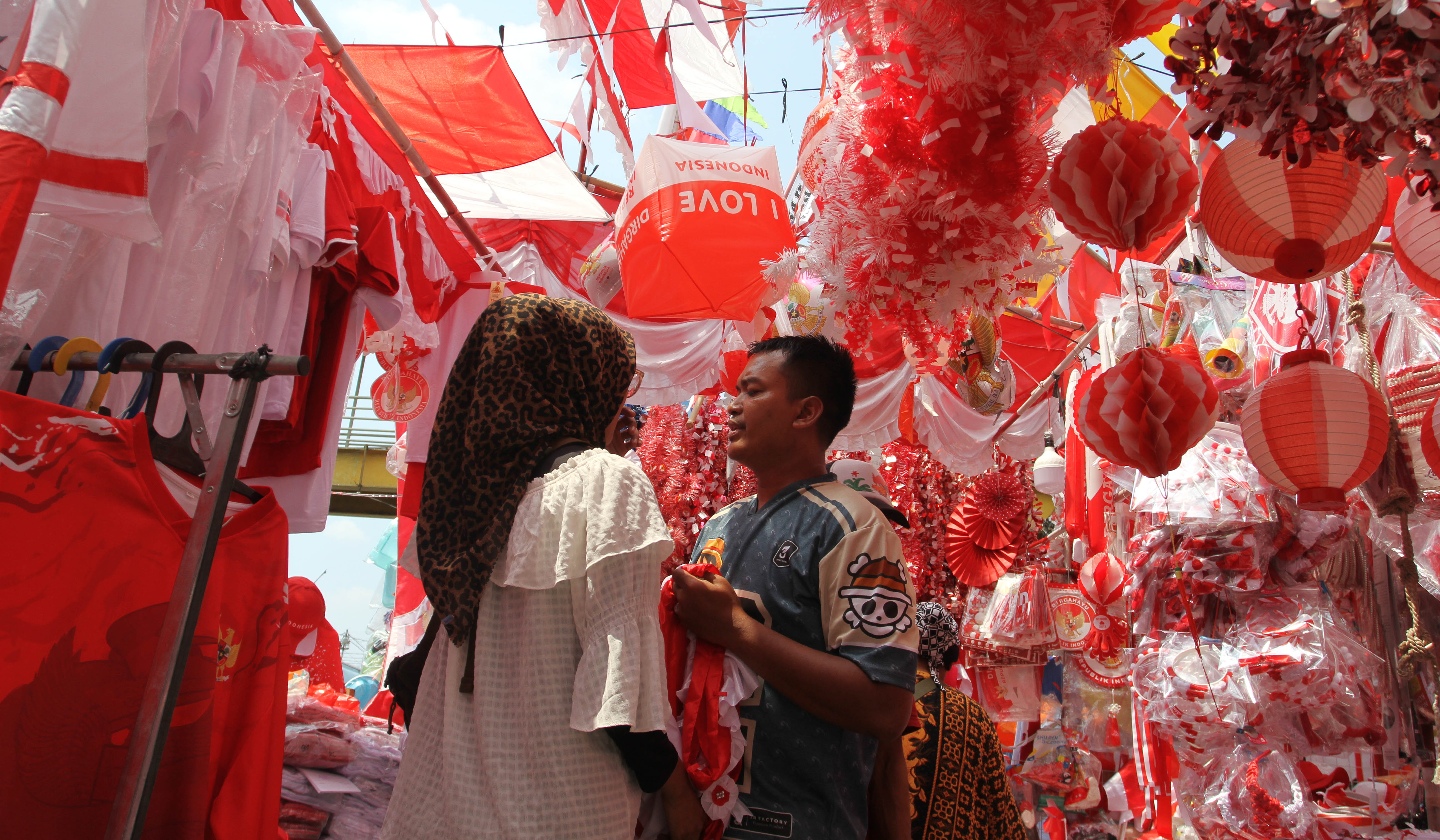 Pedagang pernak-pernik HUT RI. (Agus Priatna/SinPo.id)