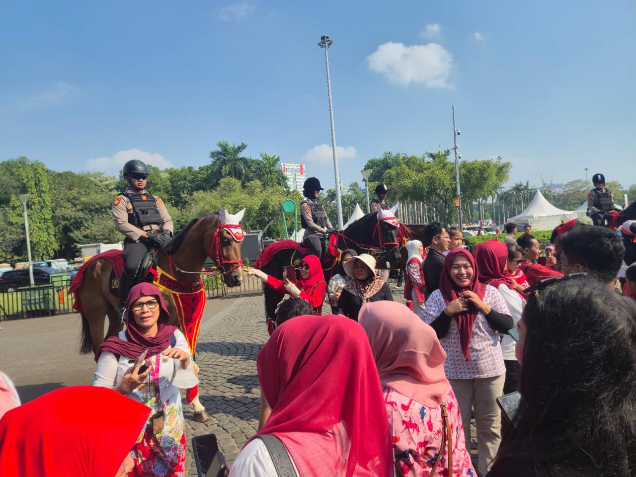 Pasukan kuda Polri jadi perhatian publik di Monas (SinPo.id/Dok.Polri)