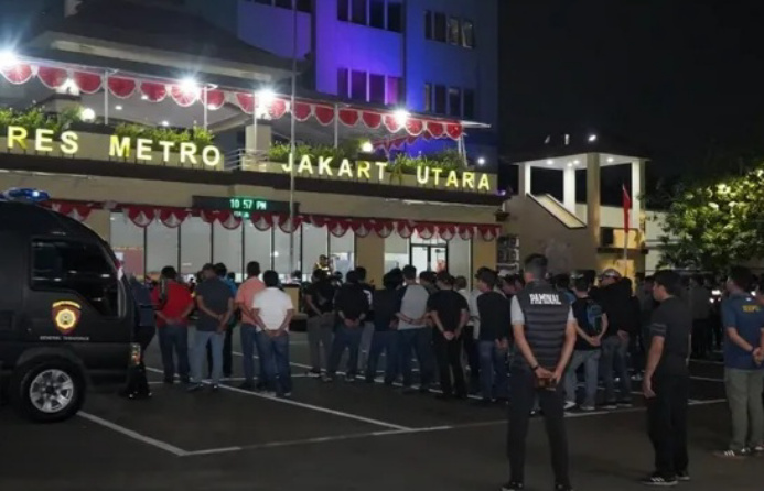 Para personel yang dikerahkan saat patroli (SinPo.id/Dok.Polres Jakut)