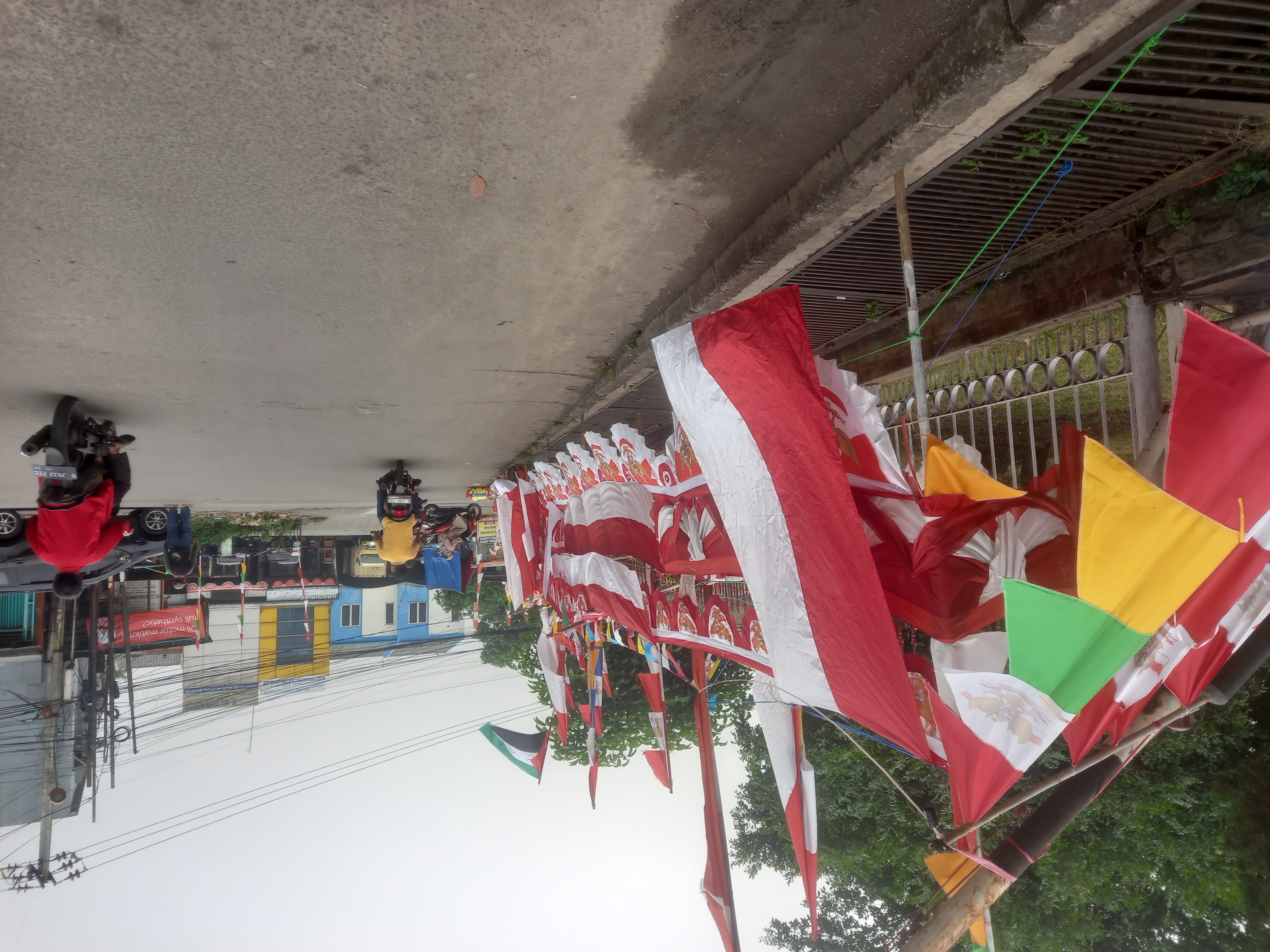 Pedagang bendera membuka lapak dekat Stasiun Cibitung (SinPo.id/Firdausi)