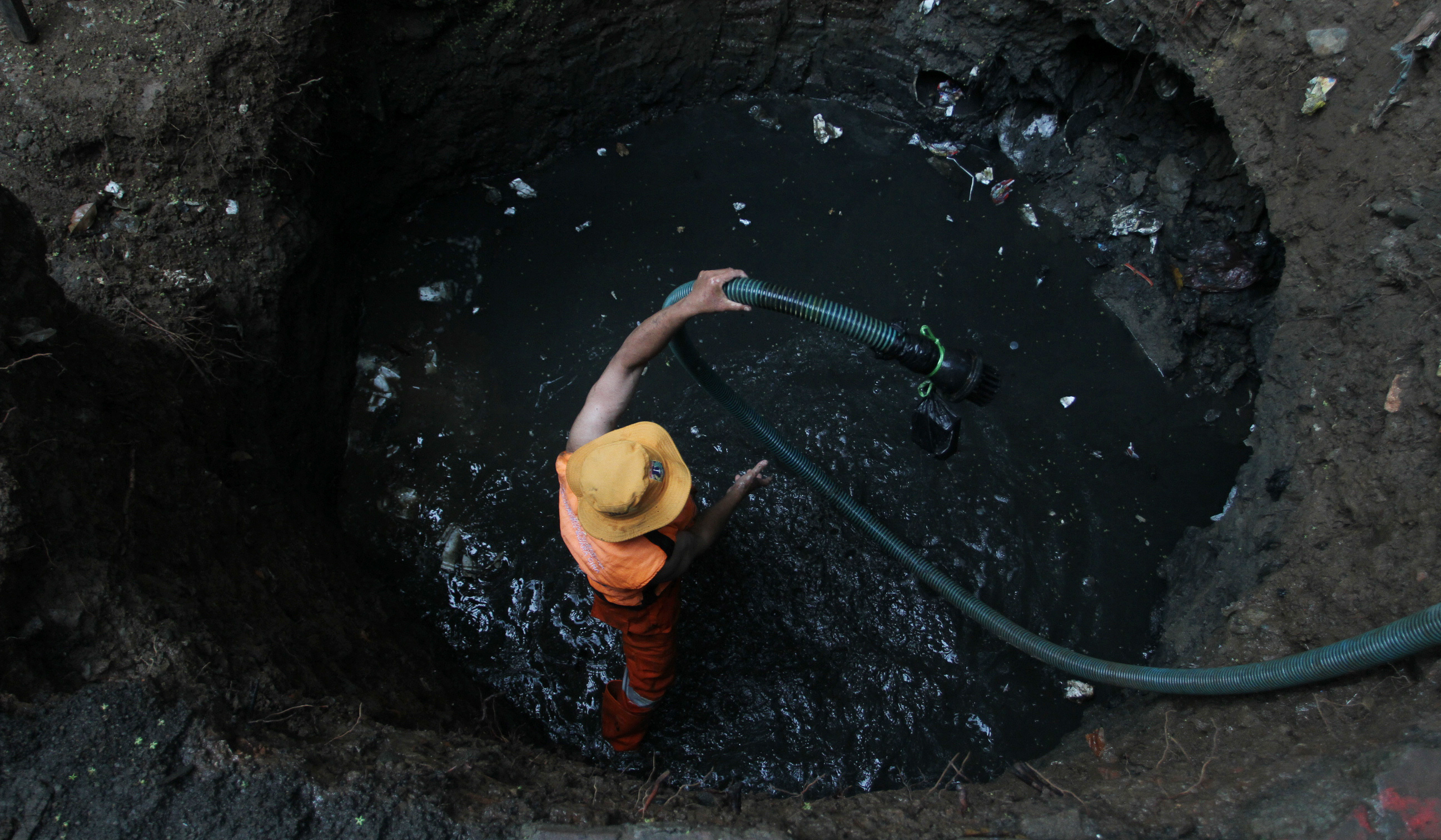 Pembangunan septic tank rusun Biadara Cina. (Agus Priatna/SinPo.id)