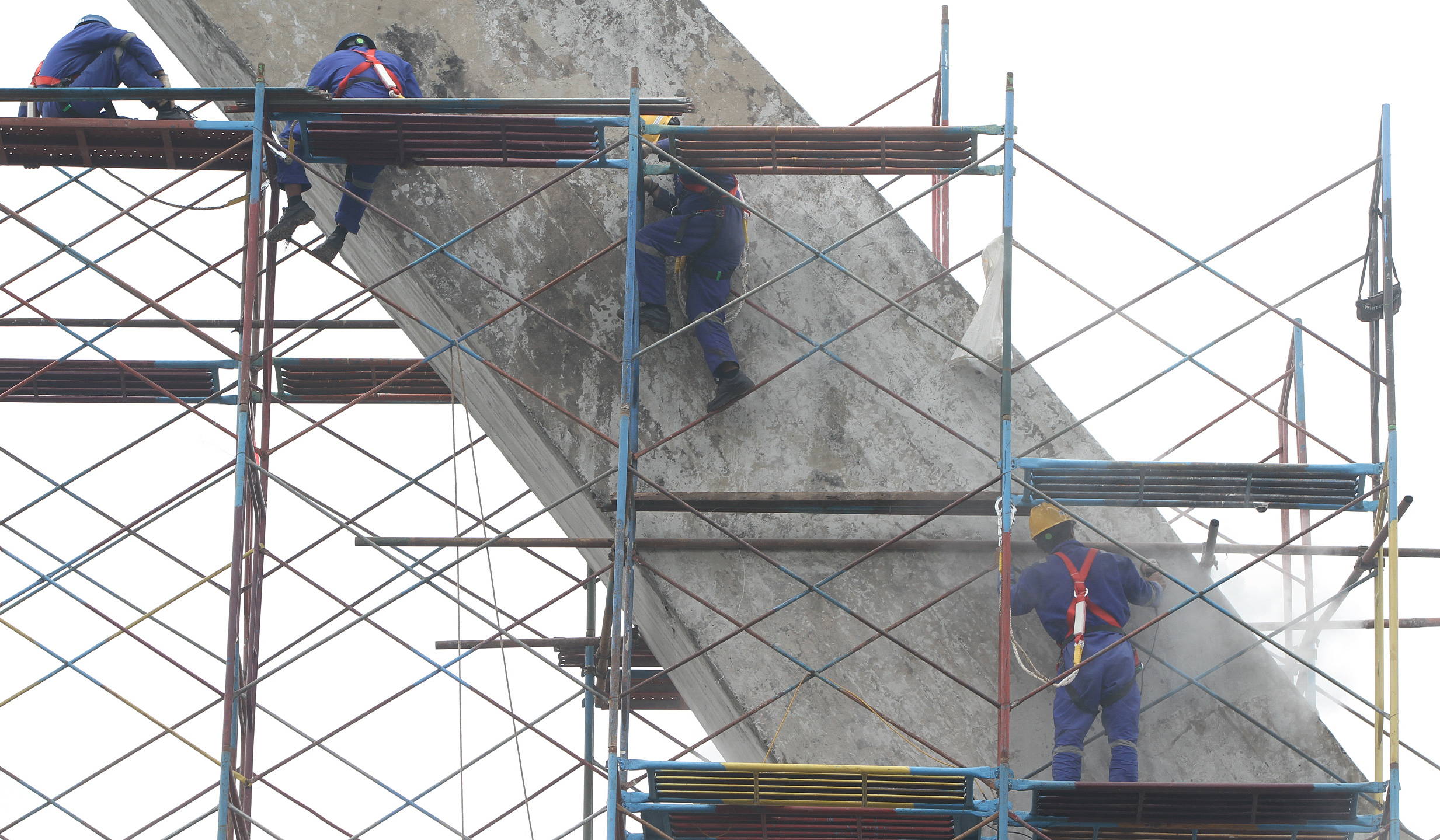 Perawatan Patung Pancoran. (Agus Priatna/SinPo.id)