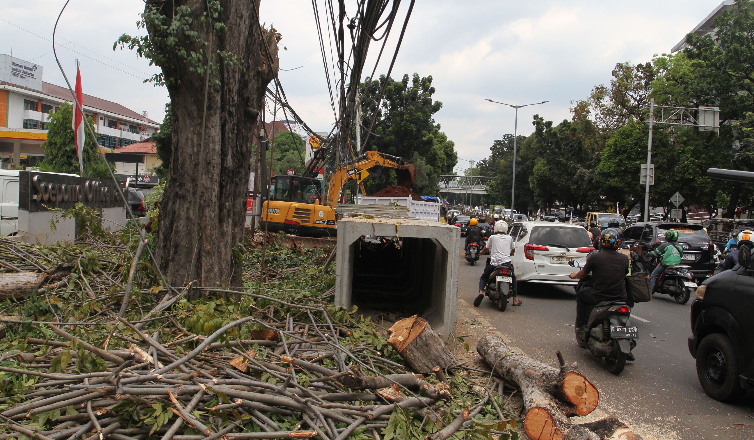 Pentaan trotoar dan saluran air di Jakarta. (Agus Priatna/SinPo.id)