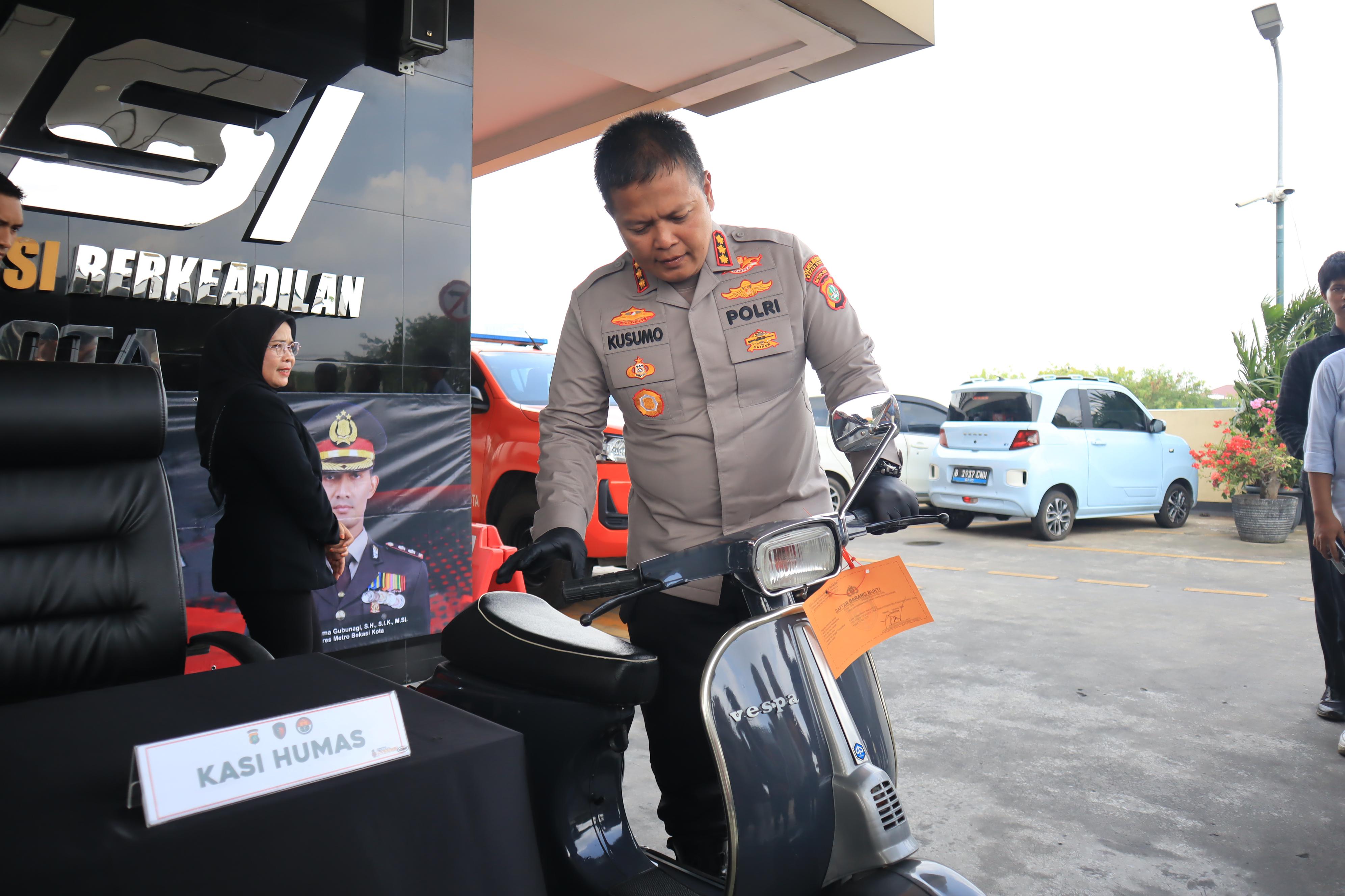 Barang bukti vespa yang didapat dari pelaku (SinPo.id/ Dok. Polres Metro Bekasi)
