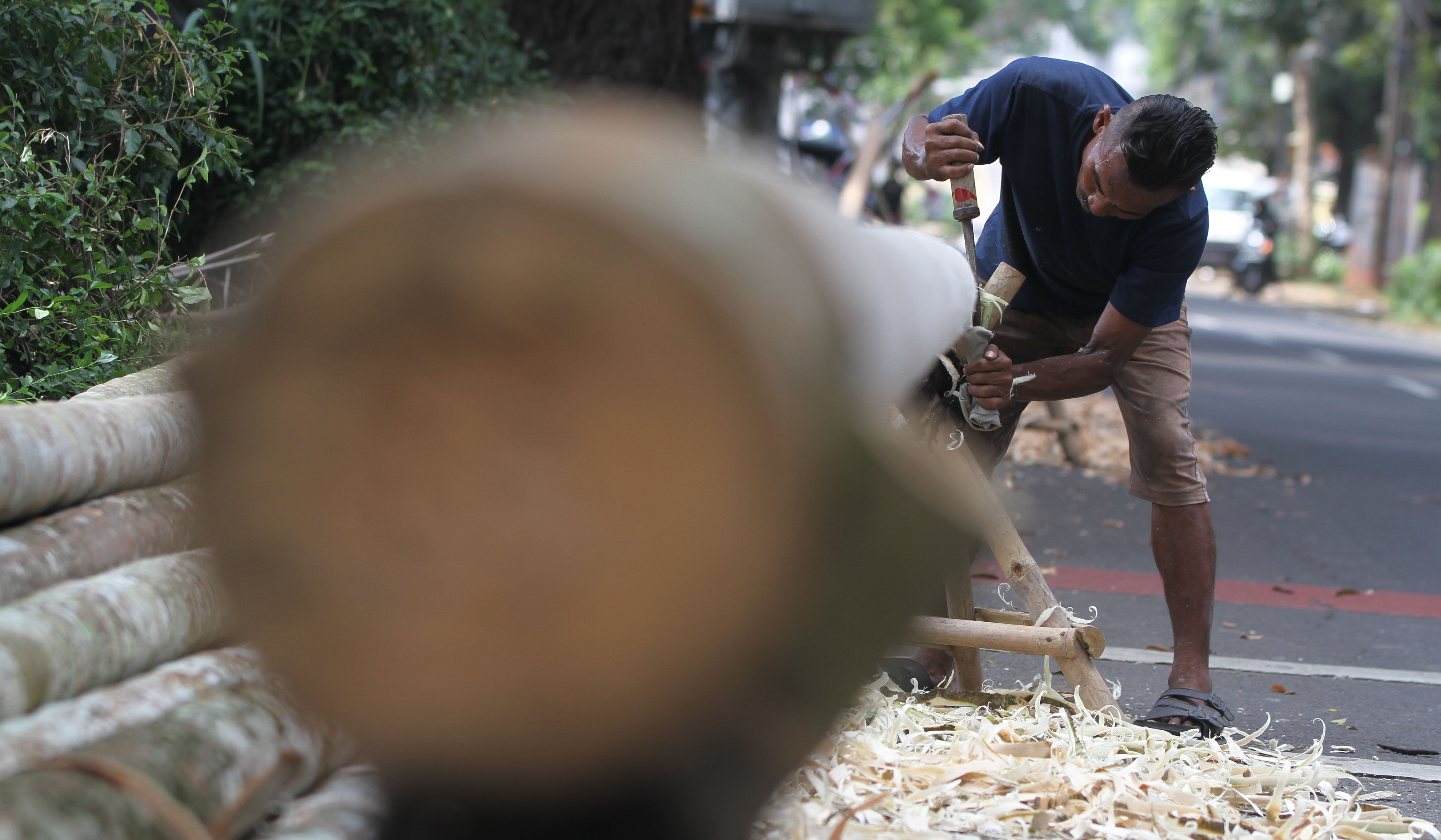 Penjual pohon panjat pinang. (Agus Priatna/SinPo.id)