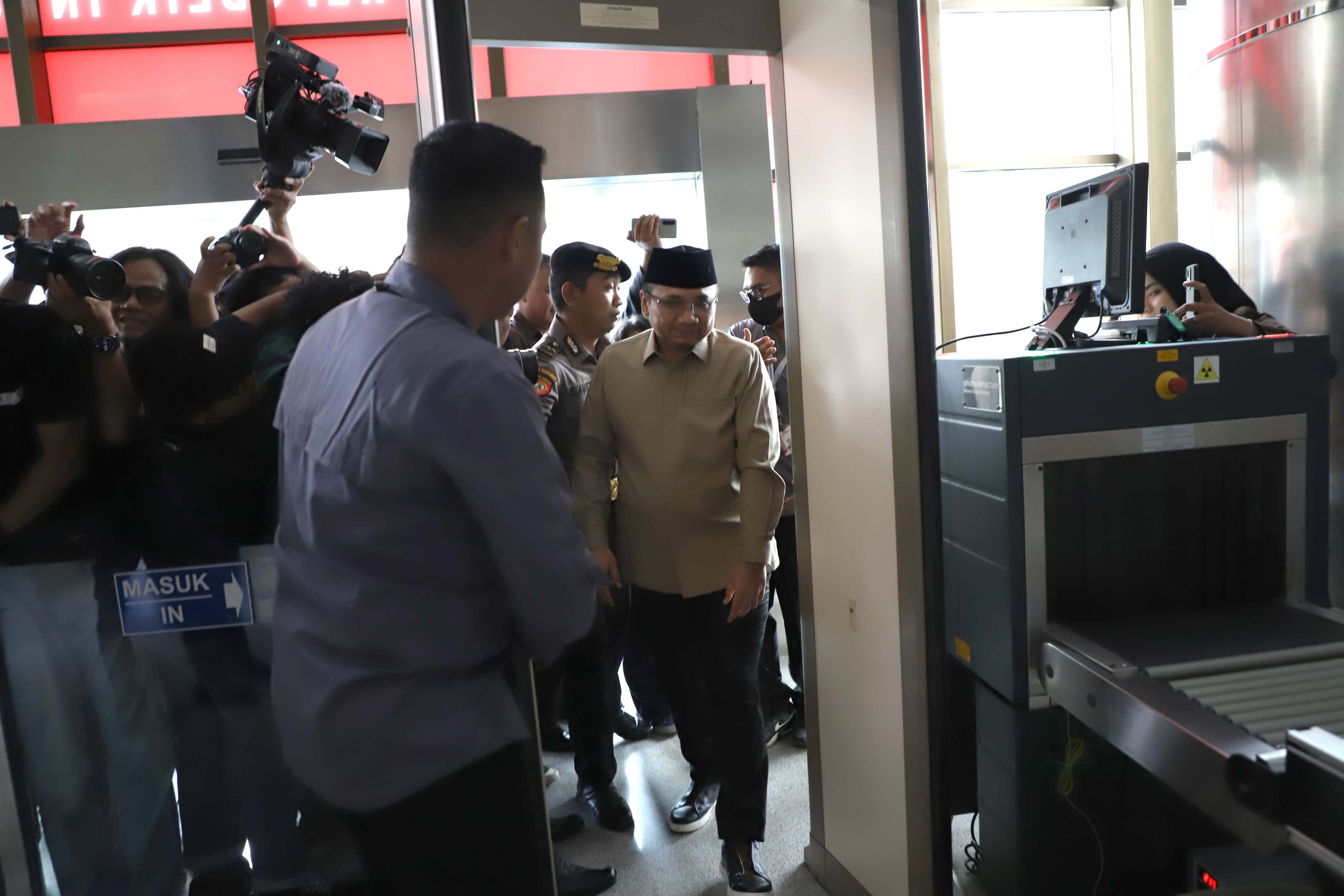 Eks Menag Yaqut Kholil memenuhi panggilan KPK (Sinpo.id/Ashar)