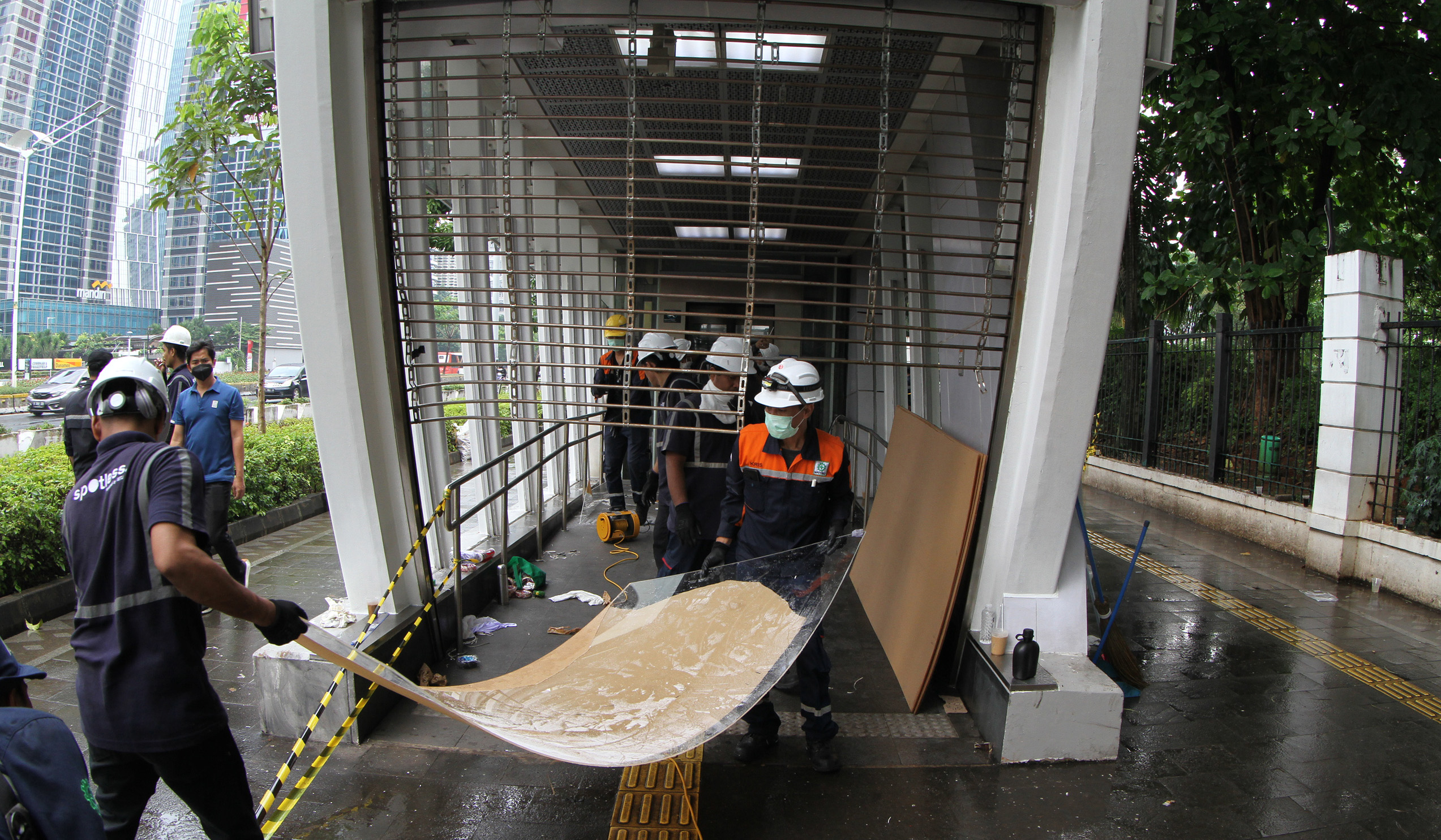 Pekerja melakukan perbaikan stasiun MRT Istora. (Agus Priatna/SinPo.id)