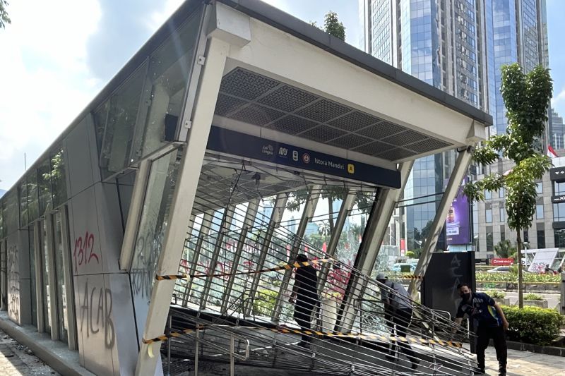 Petugas MRT Jakarta menginspeksi kondisi Halte Istora Senayan I di Jakarta Selatan. (SinPo.id/Antara)