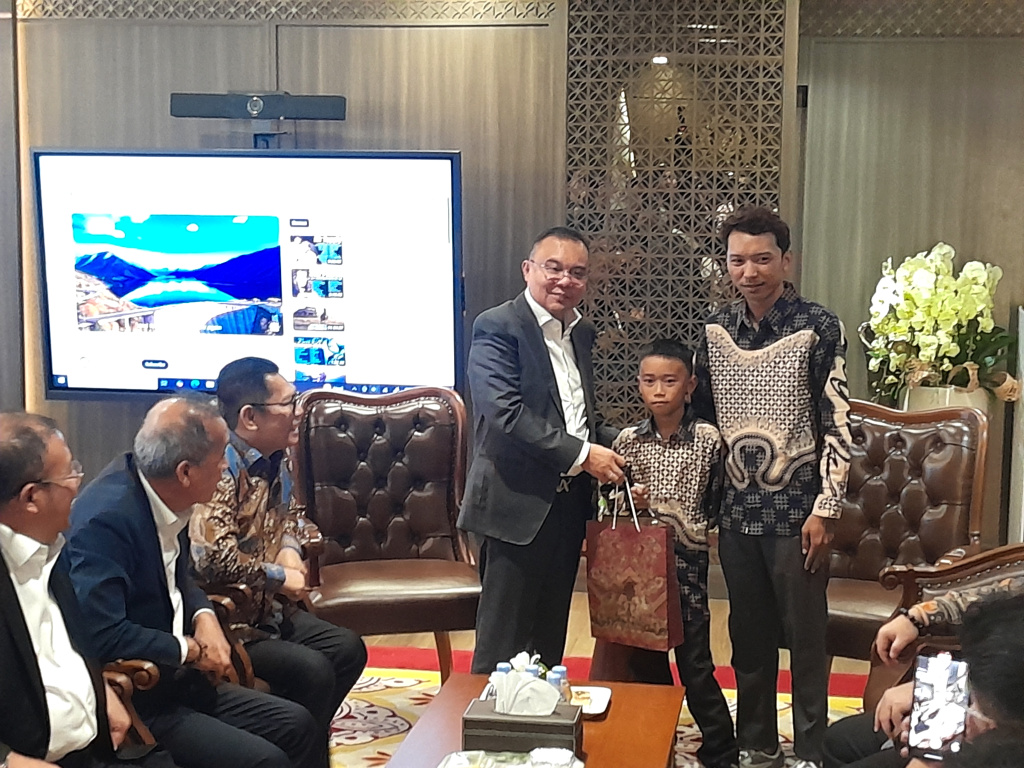 Wakil Ketua DPR Prof Sufmi Dasco Ahmad berikan apresiasi hadiah pendidikan khusus untuk Siswa SD Negeri 1 Raihan Diaz Rinawi saat membetulkan tali bendera tersangkut (Ashar/SinPo.id)