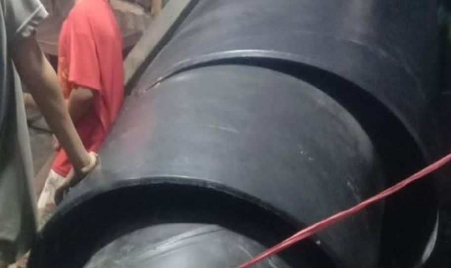 Pipa yang lepas dari truk trailer (SinPo.id/ Tangkapan layar)