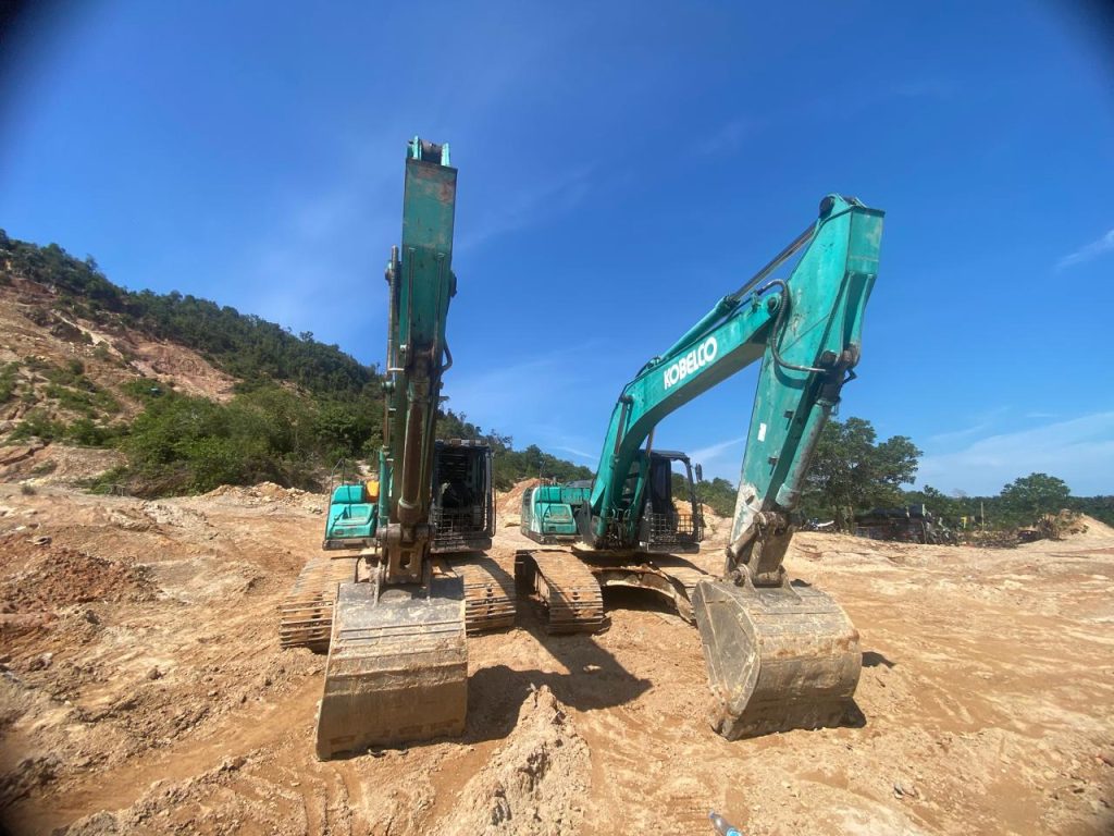 Dua ekskavator yang disita dalam kasus tambang ilegal (SinPo.id/ Humas Polri)