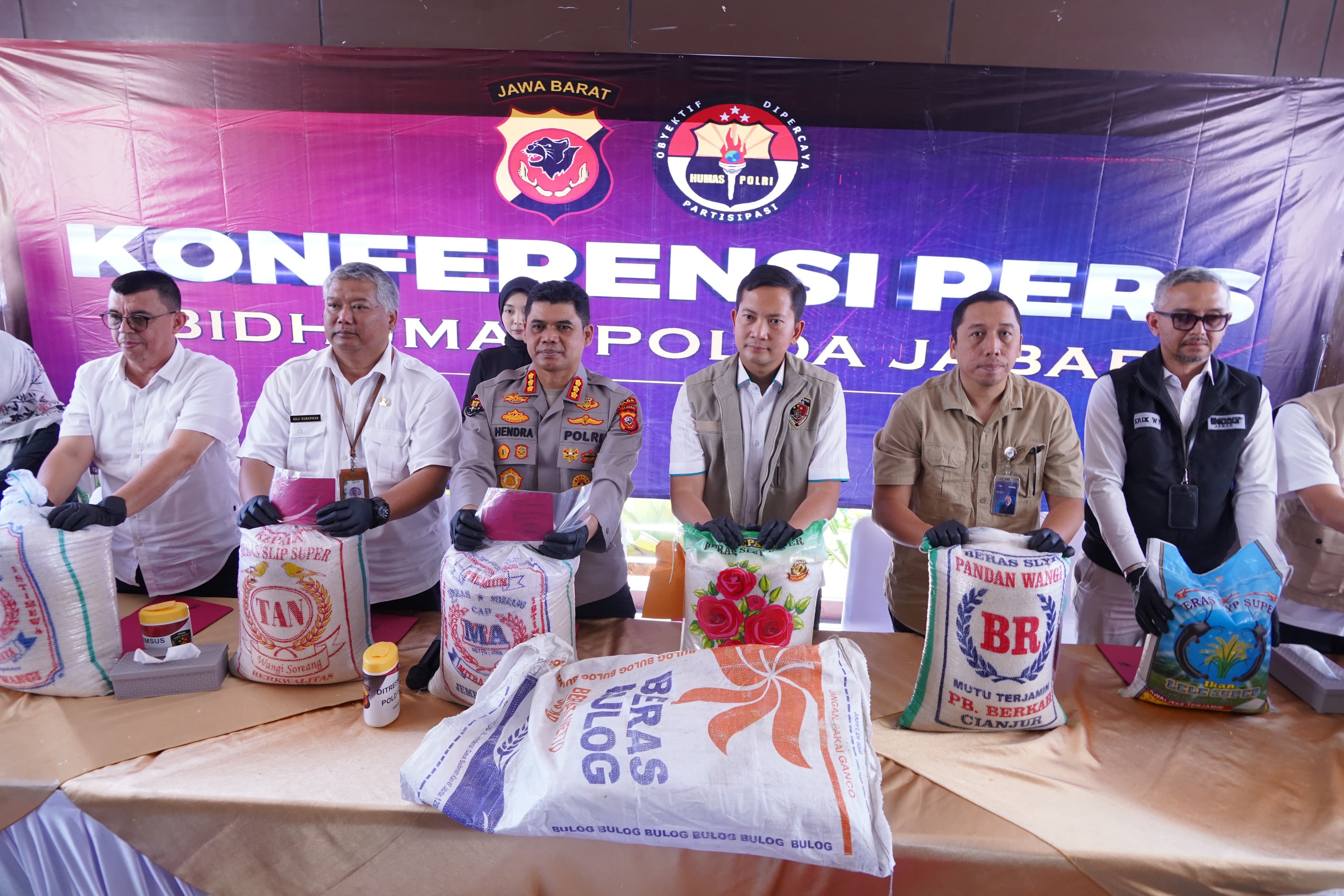Konferensi pers kasus beras oplosan di Polda Jabar (SinPo.id/ Humas Polri)