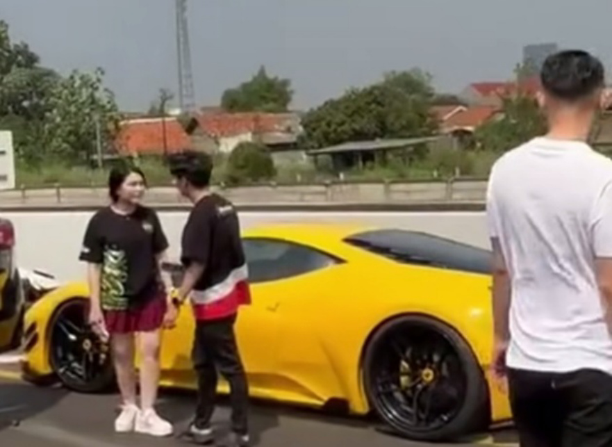 Salah satu mobil mewah yang mengalami kecelakaan (SinPo.id/ Tangkapan layar)