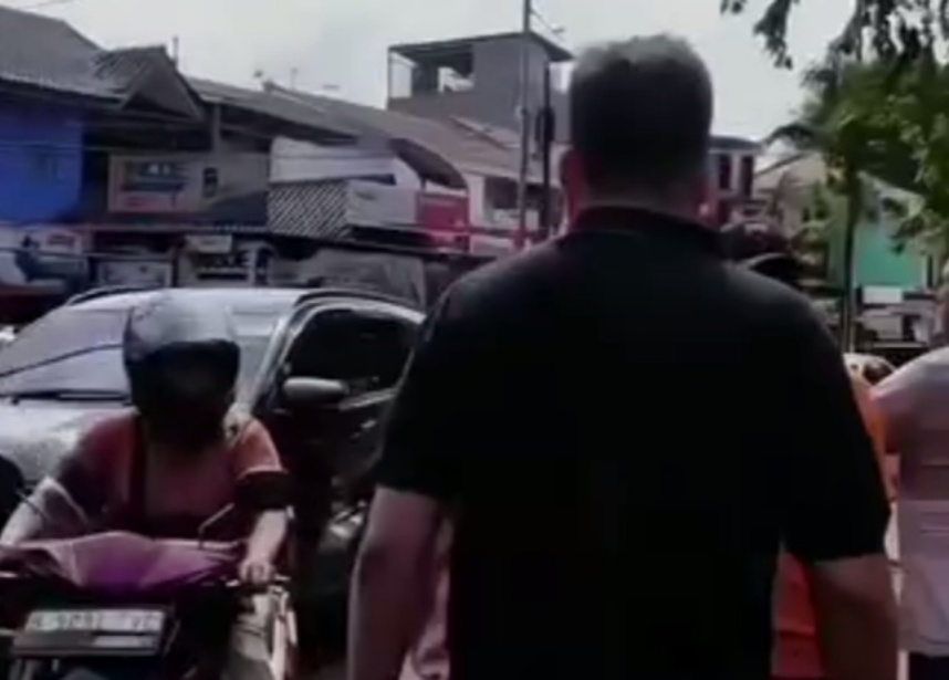 Terduga pelaku berkaos hitam (SinPo.id/tangkapan layar)