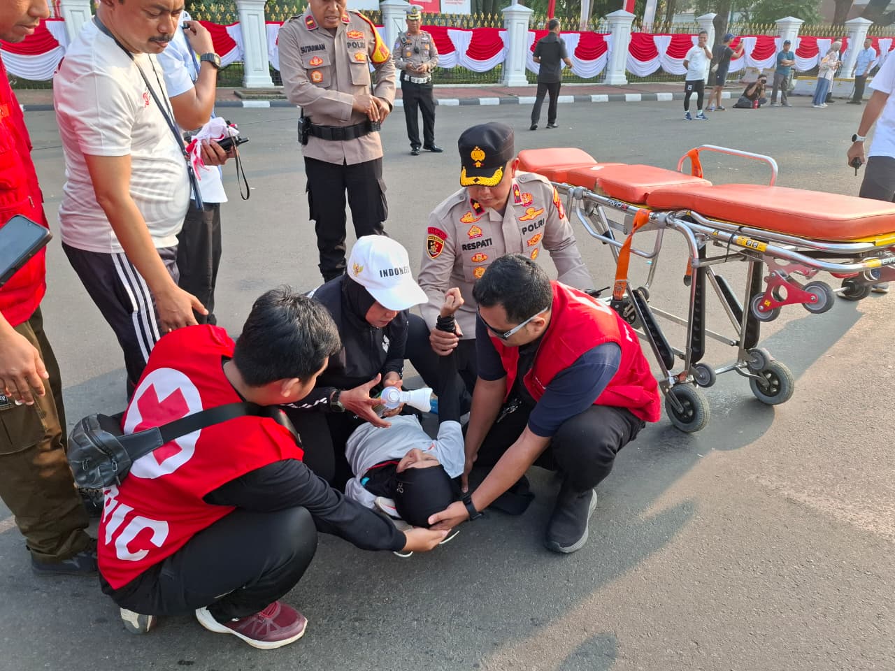 Anggota polisi yang memberikan pertolongan ke peserta Merdeka Run (SinPo.id/Dok.PMJ)