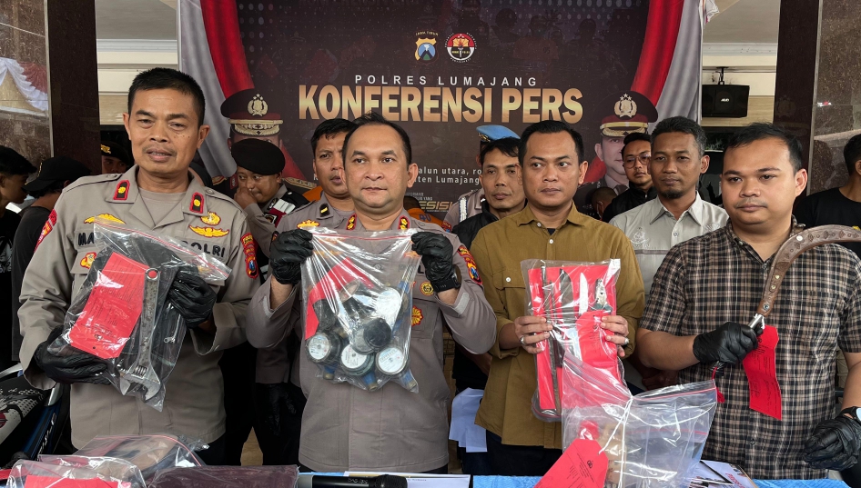 Konferensi pers kasus pencurian meter air di Mapolres Lumajang (SinPo.id/ Humas Polri)