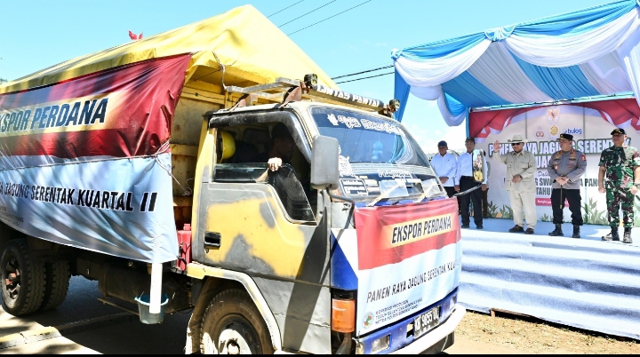 Presiden Prabowo Subianto dan Kapolri Jenderal Pol Listyo Sigit melepas ekspor jagung perdana dari Bengkayang (SinPo.id/Setpres)