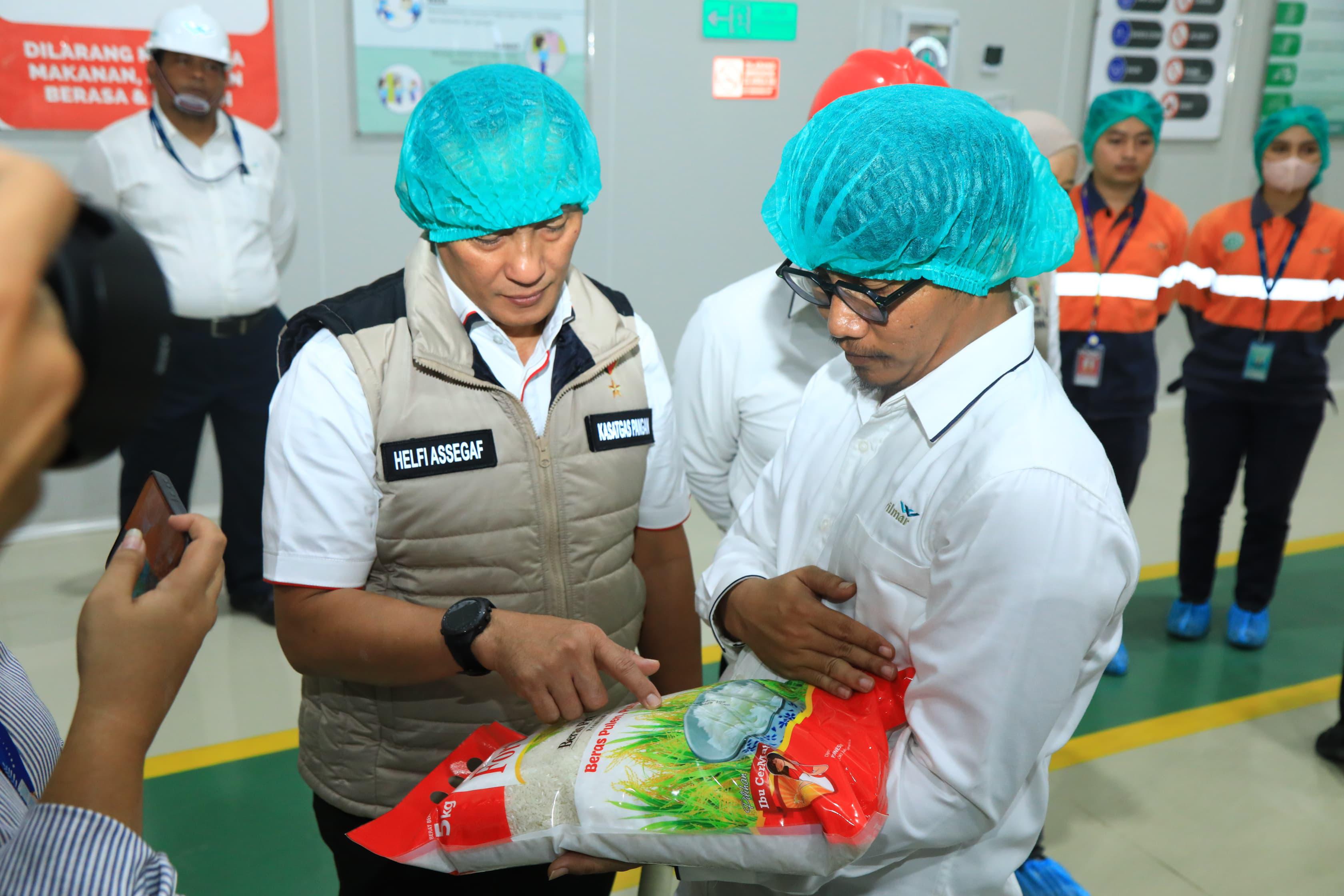 Satgas Pangan Polri mengecek kualitas beras (SinPo.id/ Humas Polri)