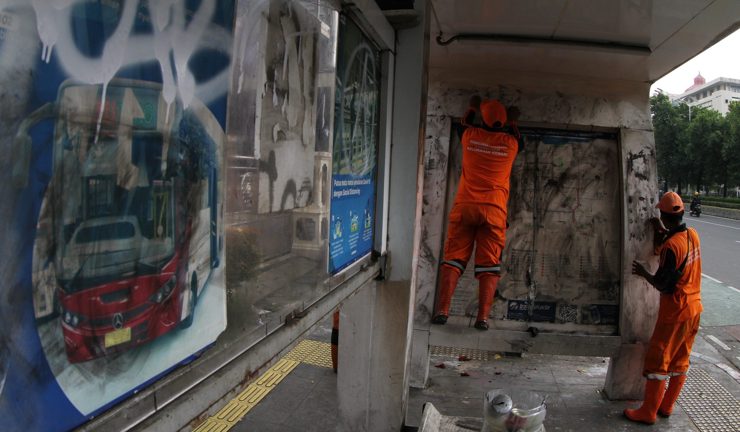 Petugas membersihkan Halte Jaklingko di Jakarta. (Agus Priatna/SinPo.id)