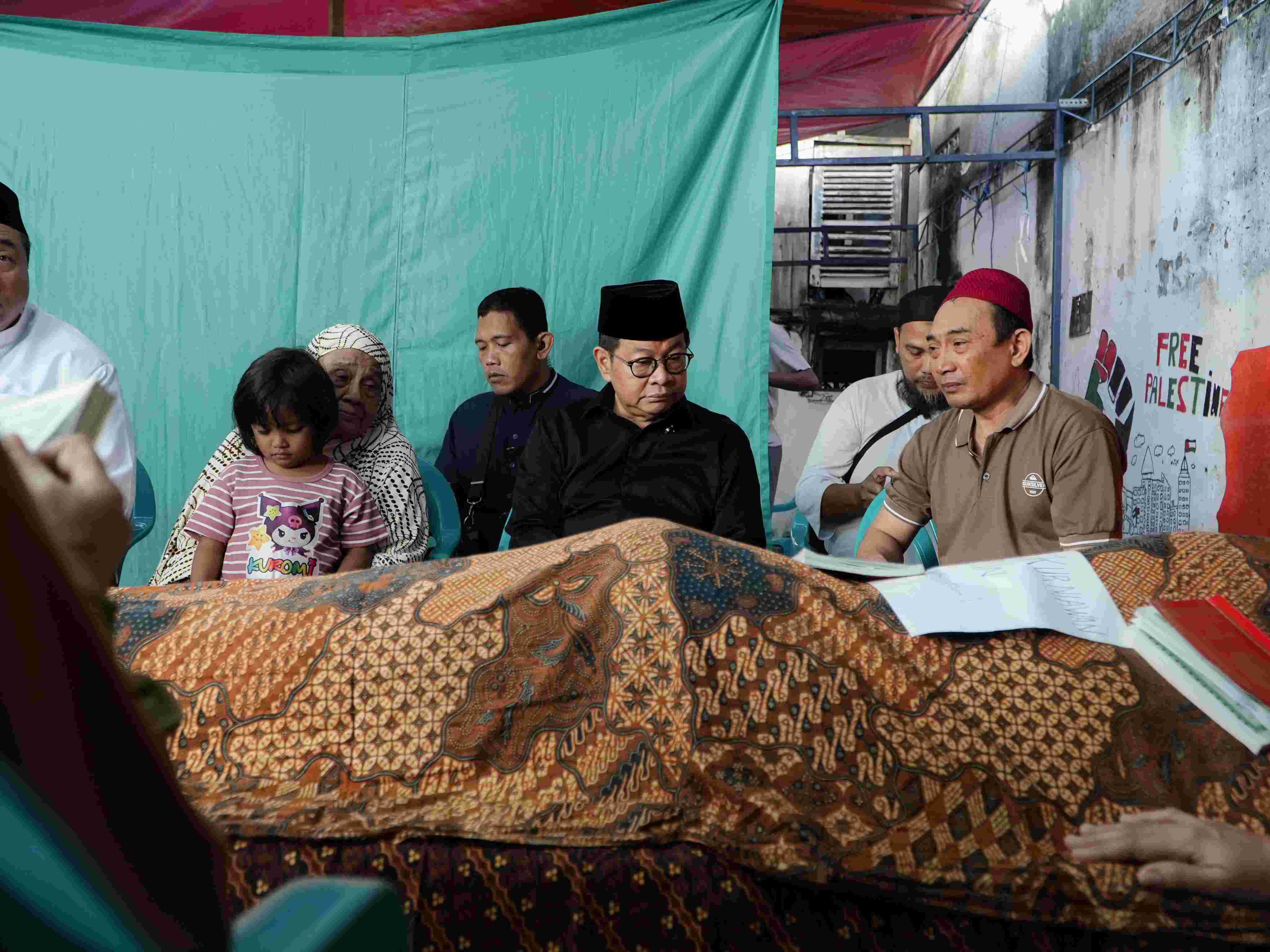 Gubernur DKI Jakarta Pramono Anung saat melayat Affan Kurniawan (SinPo.id/ Pemprov DKI)