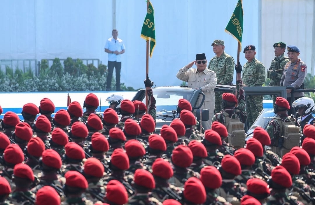 Presiden Prabowo pimpin upacara Gelar Operasional dan Kehormatan Militer di Lapangan Suparlan Pusdiklatpassus Batujajar (Ashar/Foto:BiroSetpres/SinPo.id)