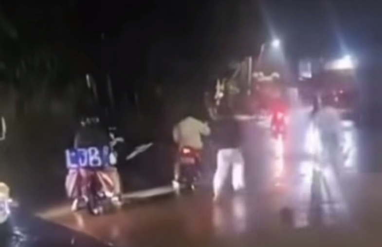 Aksi begal di Bantar Gebang Bekasi (SinPo.id/Tangkapan layar)