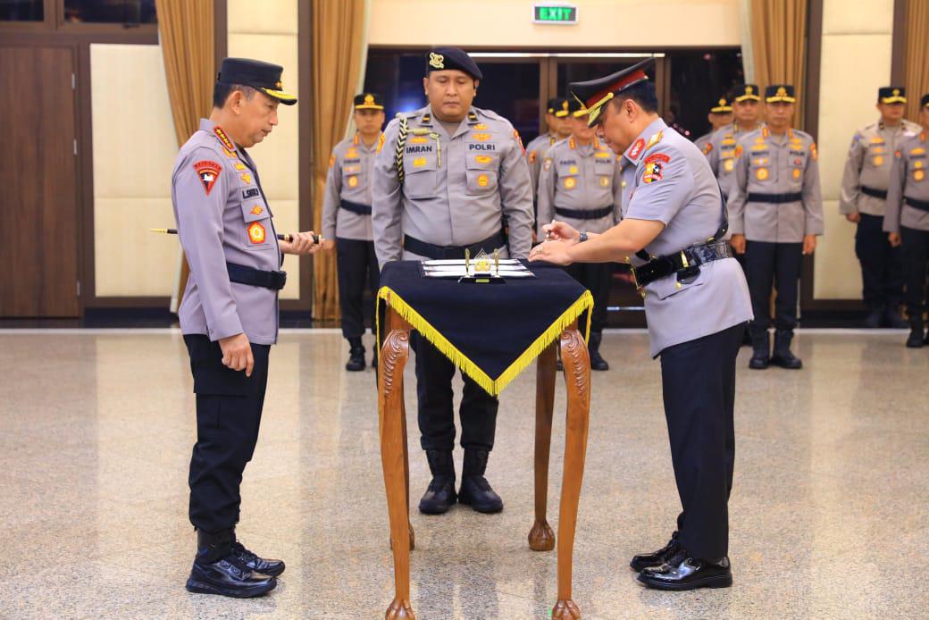 Kapolri saat melantik Komjen Pol Dedi menjadi Wakapolri (SinPo.id/Dok.Polri)