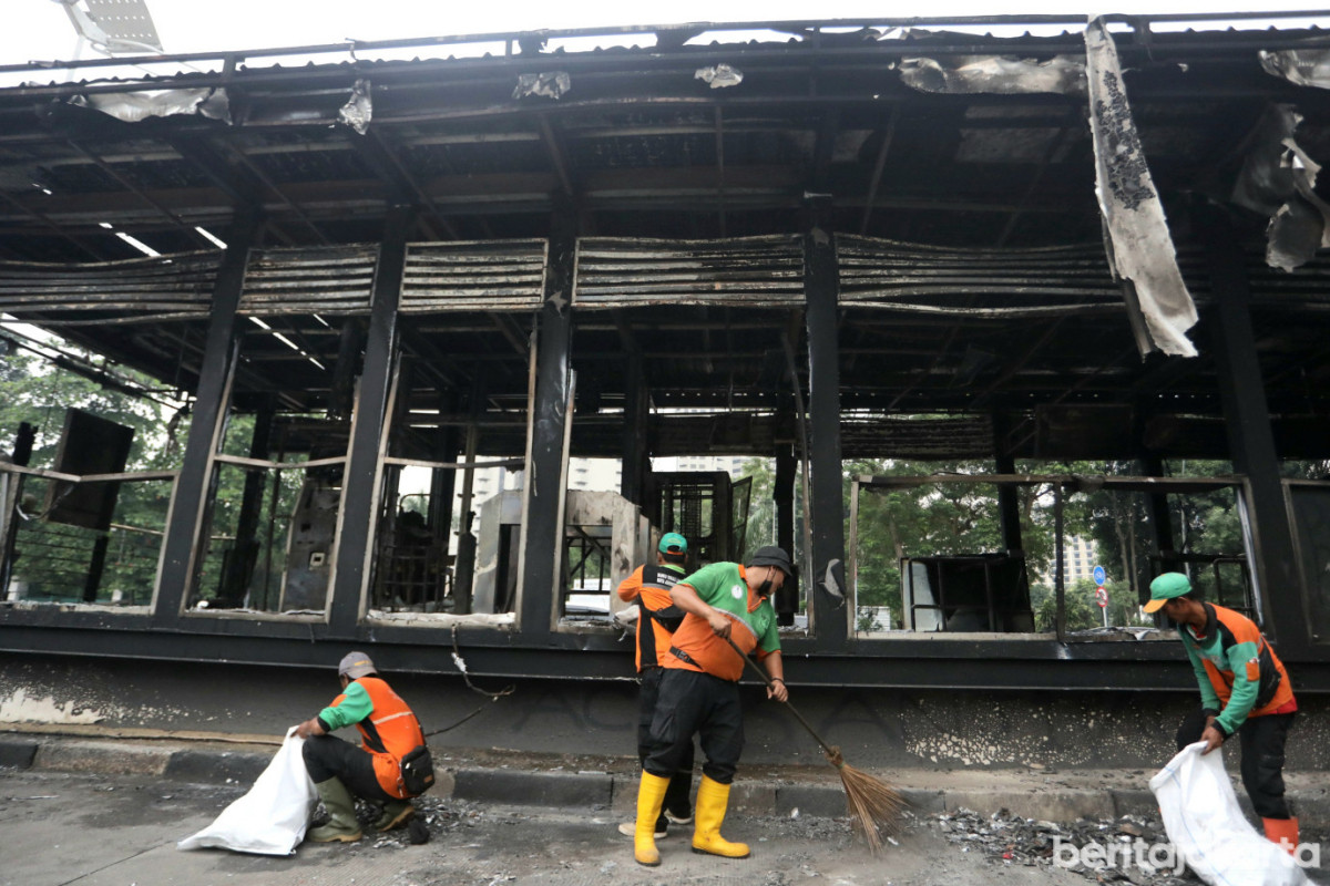 Petugas DLH DKI Jakarta (SinPo.id/Beritajakarta)