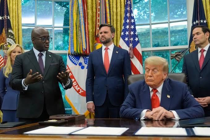 Foto: Presiden AS Donald Trump bersama Memteri Luar Negeri Rwanda. (SinPo.id/AP)