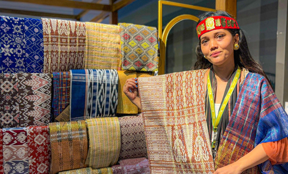 Founder Saree Ulos Juliana Sianturi memamerkan Songket Ulos di acara Karya Kreatif Indonesia 2025 (SinPo.id/ Dok. Kemen UMKM)