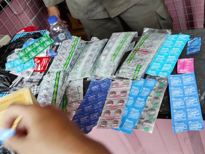 Satpol PP Jaksel Musnahkan 1.011 Obat Ilegal di Jagakarsa (SinPo.id/Beritajakarta)