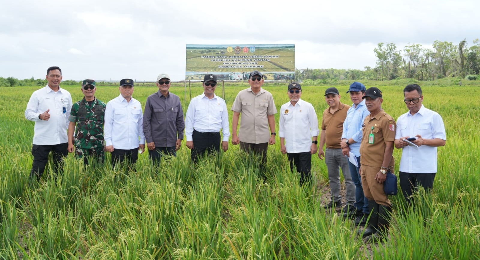 Sejumlah jajaran Menteri Kabinet Merah Putih meninjau pengembangan Kawasan Sentra Produksi Pangan di Merauke. (SinPo.id/dok. KemenPU)