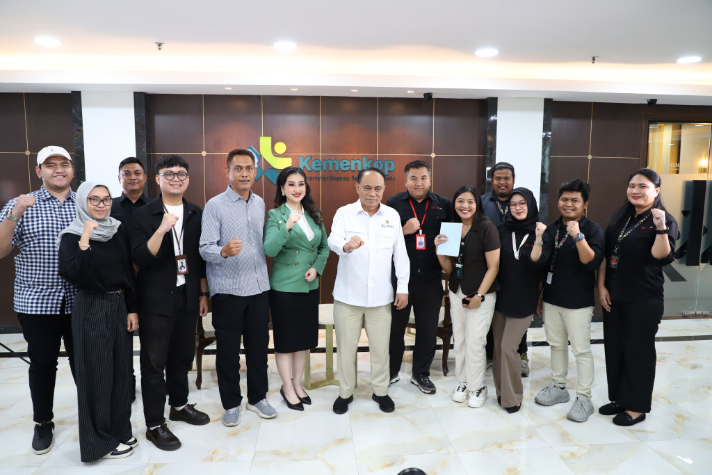 Jajaran Redaksi Sinpo TV melakukan audiensi dengan Menteri Koperasi Budi Arie Setiadi membahas koperasi desa merah putih (Ashar/SinPo.id)